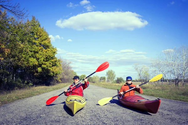 Abenteuer im Kanu an einem sonnigen Tag im Sommer . — Stockfoto