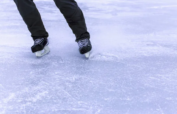 Un hombre montando en el patinaje sobre hielo abierto . — Foto de Stock