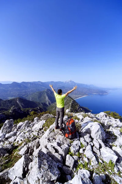 Senderismo de verano en las montañas con una mochila  . — Foto de Stock