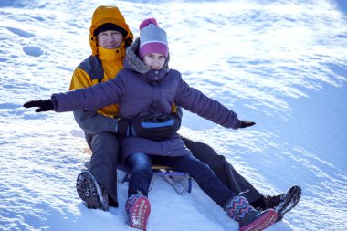 Baba ve kızı güneşli bir günde halletme.