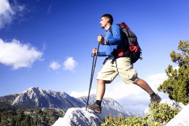 Dağlarda yürüyüş güneşli bir yaz.