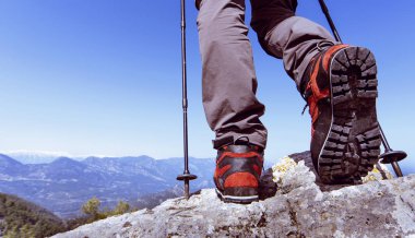 Bir adam yürüyerek dağlarda yürüyüş.