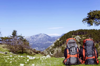 Dağların manzarasına sahip dağlarda sırt çantası. 