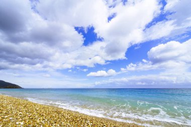 Güzel deniz Cennet plaj mavi gökyüzü arka plan üzerinde