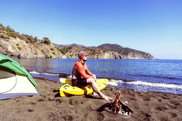 Viaggiare in canoa sul mare lungo la costa . — Foto Stock