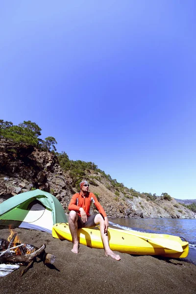 Viajando en canoa por el mar a lo largo de la costa . — Foto de Stock