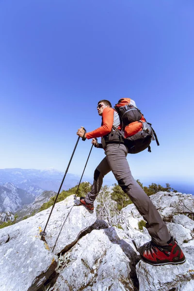 En man på foten vandra i bergen. — Stockfoto