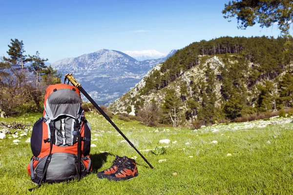 Sac à dos dans les montagnes avec vue sur les montagnes . — Photo