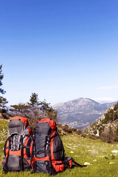 Rucksack in den Bergen mit Blick auf die Berge. — Stockfoto