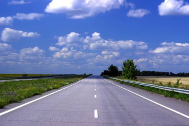 Mavi gökyüzü arka plan asfalt yol. 