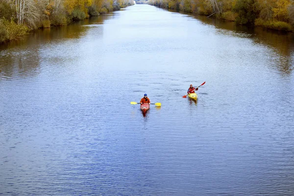 맑은 날에는 강에서 카약으로 여행. — 스톡 사진