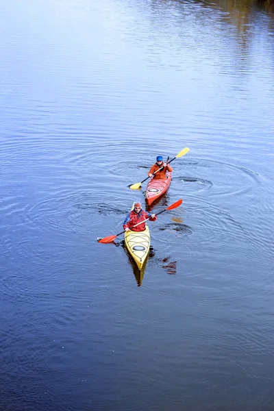 Mit dem Kajak auf dem Fluss an einem sonnigen Tag. — Stockfoto