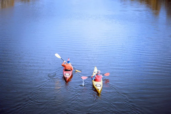 阳光明媚的日子，乘皮划艇旅行在河上. — 图库照片