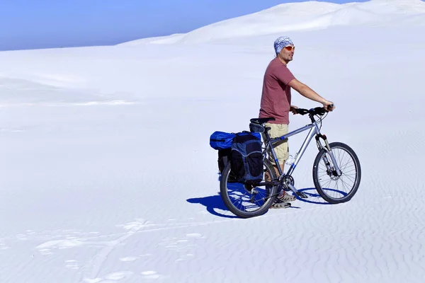 Reisender Mann auf dem Fahrrad in der Wüste. — Stockfoto