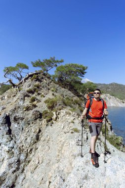 Bir sırt çantası ve bir çadır dağlarda trekking.
