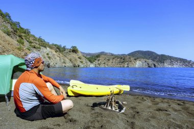 Deniz kıyısında Kano tarafından seyahat.