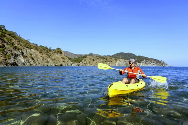 Voyage en kayak de mer par une journée ensoleillée . — Photo