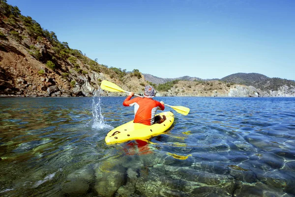 Voyage en kayak de mer par une journée ensoleillée . — Photo