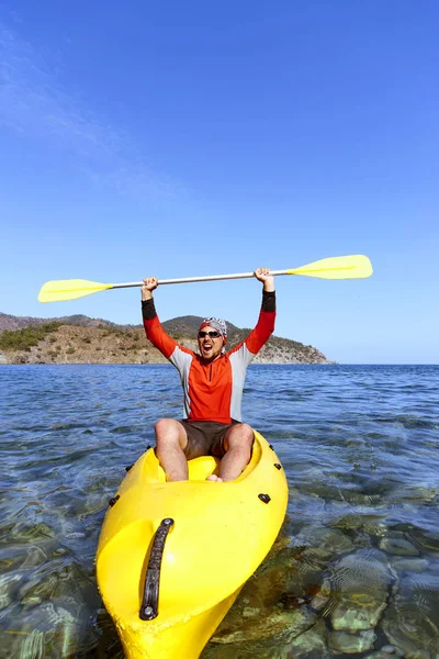 Voyage en kayak de mer par une journée ensoleillée . — Photo