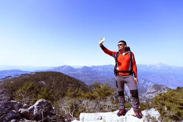 Ένας άνθρωπος με τα πόδια πεζοπορία στα βουνά. — Φωτογραφία Αρχείου