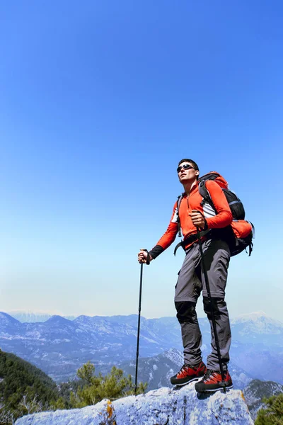 Ein Mann zu Fuß in den Bergen. — Stockfoto