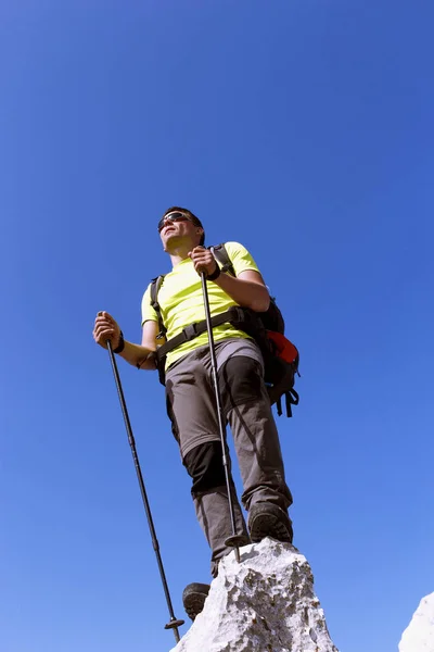 Sommerwandern in den Bergen mit dem Rucksack . — Stockfoto