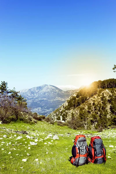 Sac à dos dans les montagnes avec vue sur les montagnes . — Photo