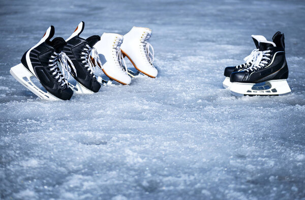 Коньки для зимних видов спорта на открытом воздухе на льду
.