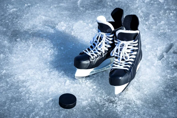 Patines para deportes de invierno al aire libre en el hielo . — Foto de Stock