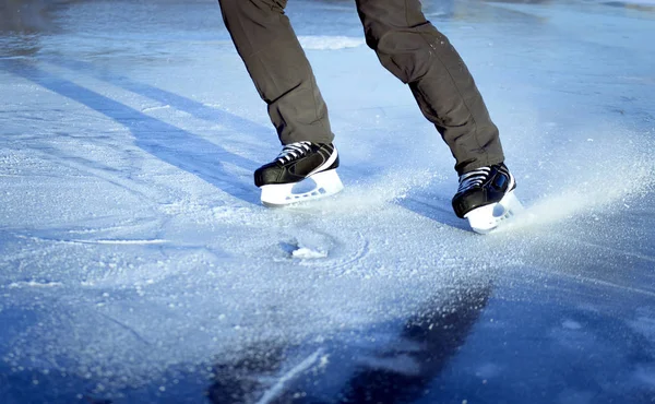 El tipo monta en patines sobre hielo en invierno . — Foto de Stock