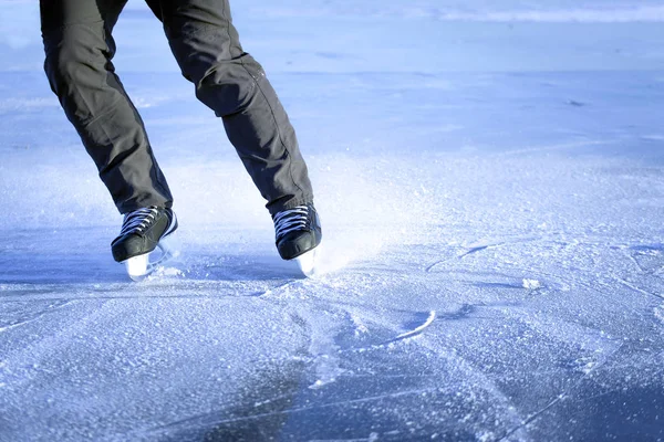 Der Kerl fährt im Winter auf Schlittschuhen auf dem Eis. — Stockfoto