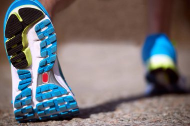 Sporcu eğitim açık havada yaz aylarında sırasında bir sunn üzerinde çalışan