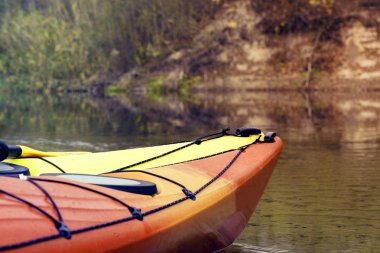 Kayaklar üzerinde nehir kıyısında kamp.