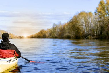 Kayık tarafından nehirde güneşli bir günde seyahat..