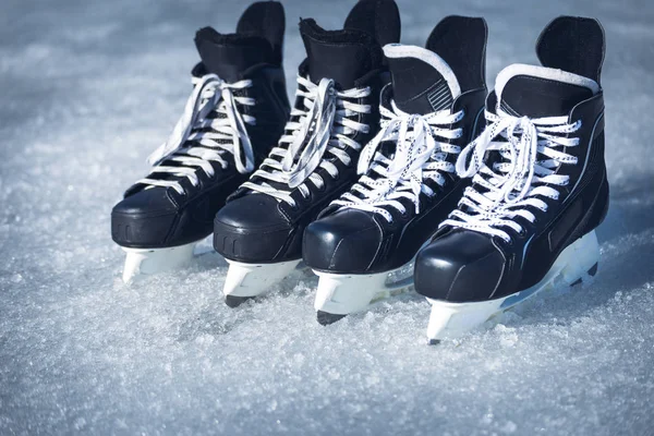 Patines para deportes de invierno al aire libre en el hielo . — Foto de Stock