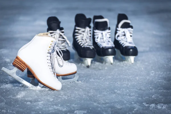 Ковзани для зимових видів спорту на відкритому повітрі на льоду . — стокове фото