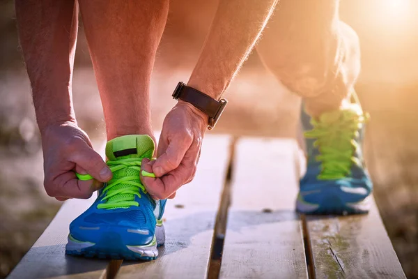 Atar cordones de zapatos en zapatillas durante los deportes al aire libre de clase . — Foto de Stock