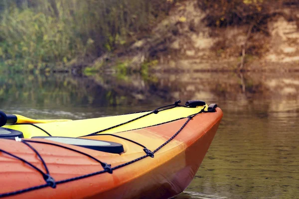 Campeggio con kayak sulla riva del fiume . — Foto Stock