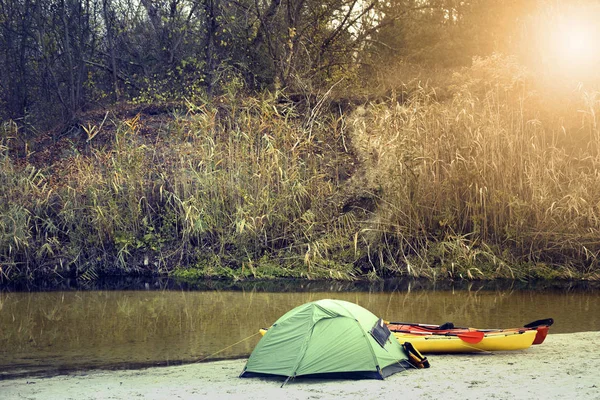 Camping z kajaków na brzegu rzeki. — Zdjęcie stockowe