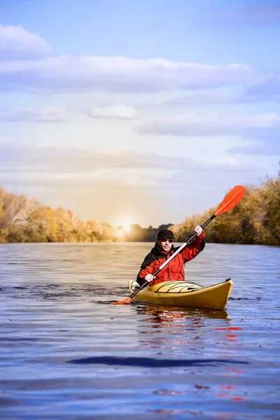 Viajando en kayak por el río en un día soleado . — Foto de Stock