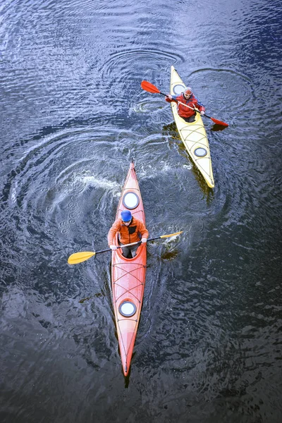 Mit dem Kajak auf dem Fluss an einem sonnigen Tag. — Stockfoto