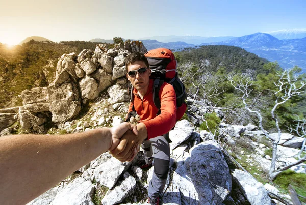 Yardım, destek ve yardım tehlikeli bir durumda.