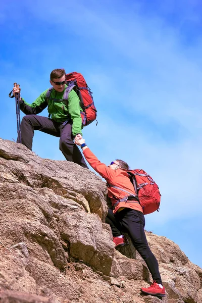 Helpen, ondersteunen en helpen in een gevaarlijke situatie om te wandelen in de m — Stockfoto