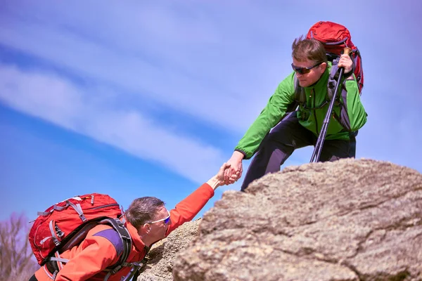 Hjälpa, stödja och hjälpa i en farlig situation att vandra i m — Stockfoto