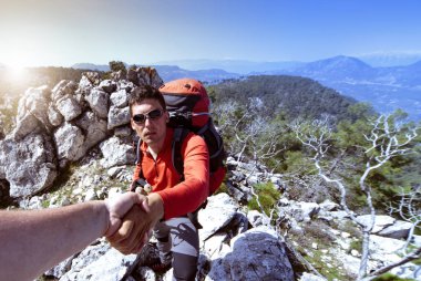 Yardım, destek ve yardım tehlikeli bir durumda.