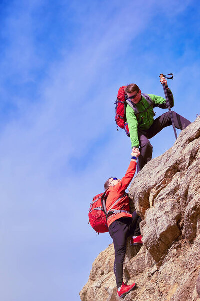 Помочь, поддержать и помочь в опасной ситуации
