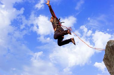 Yüksek Rock dağlarda ip atlama.