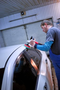 Servis istasyonu satılık araba hazırlama.