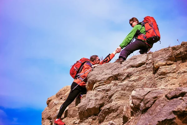 Bantuan, dukungan dan bantuan dalam situasi berbahaya untuk mendaki di m — Stok Foto