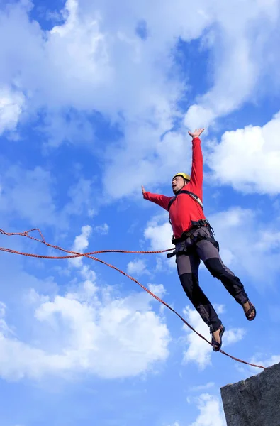 Jump rope from a high rock in the mountains. — Stock Photo, Image